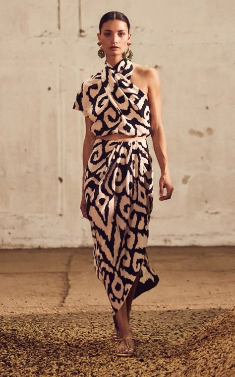 Johanna Ortiz Dresses, Boho Style Inspiration, Tropical Outfit, Silk Crop Top, Midi Wrap Skirt, Resort 2023, Resort Fashion, Johanna Ortiz, African Style