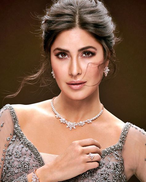 katrina kaif | Tumblr How To Style Pearls, ऐश्वर्या राय, Katrina Kaif Photo, Francisco Lachowski, Katrina Kaif, Bollywood Girls, Boys Over Flowers, Bollywood Celebrities, India Beauty