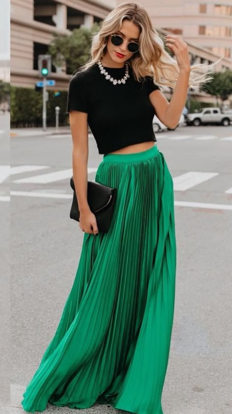 Long Pleated Skirt Outfit Formal, Circle Skirt Outfits, Skirt Outfit Casual, Long Green Skirt, Outfit Informal, Green Pleated Skirt, Outfit Elegantes, Pleated Skirt Outfit, Long Skirt Outfits