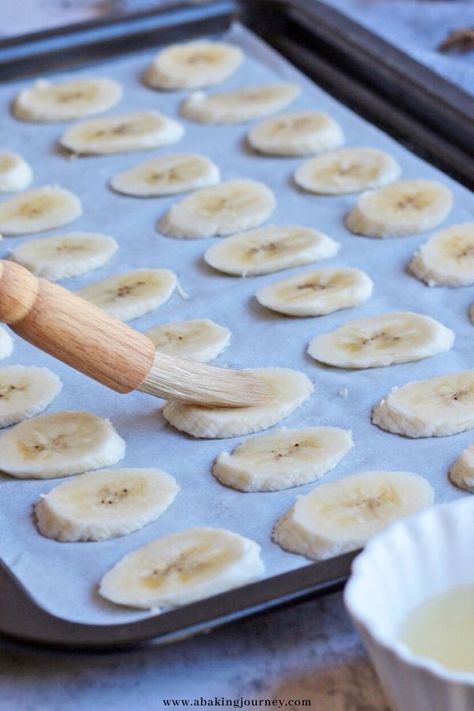 Baked Banana Chips, Homemade Banana Chips, Banana Chips Recipe, Banana Chips, Baked Banana, Sweets Treats, Snack Time, Healthy Treats, Kosher Salt