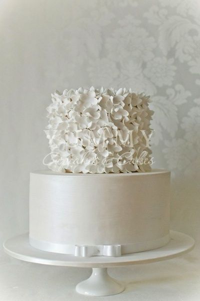 Hydrangea Cake, Cake With Flowers, Buttercream Wedding Cake, Wedding Dessert, White Wedding Cakes, Simple Wedding Cake, Unique Wedding Cakes, White Wedding Cake, Elegant Wedding Cakes