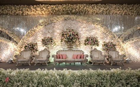 Indian Wedding Stage, Indian Wedding Decorations Receptions, Small Wedding Decor, Engagement Stage Decoration, Reception Stage Decor, Wedding Stage Backdrop, Wedding Stage Decor, Wedding Background Decoration, Wedding Entrance Decor