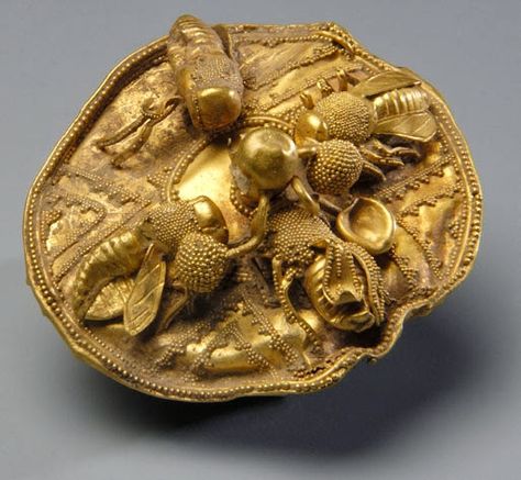 Disco de Oro etrusco, con las abejas, 700-600 AC. Colección de Nasher Museum of Art en la Universidad de Duke. Etruscan Jewelry, Ancient Jewels, Bijoux Art Nouveau, Ancient Jewellery, Art Ancien, Bee Mine, Duke University, Bee Art, Gold Disc