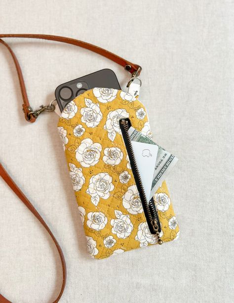 Slim Phone Crossbody Bag PDF Download Pattern – Sewing Illustration Diy Small Bag, Phone Purse Pattern, Sewing Illustration, Phone Bag Pattern, Phone Carrier, Crossbody Phone Purse, Bag Pattern Free, Cell Phone Bag, Diy Tote Bag