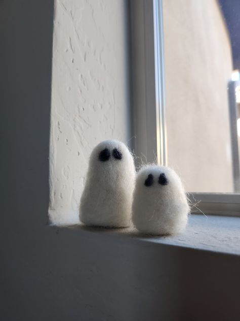 #ghost #spooky Needle Felted Ghost Tutorial, Felted Ghost, Felt Ghost, 2024 Holidays, Ghost Tutorial, Felted Dolls, Little Ghost, Felt Dolls, Felt Crafts