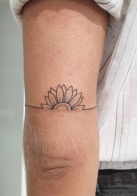 Little Sunflower Tattoo, Sunflower Tattoo Simple, Tattoo Sonne, Sunshine Tattoo, Sunflower Tattoo Shoulder, Minimalistic Tattoo, Back Of Shoulder Tattoo, Red Ink Tattoos, Cute Little Tattoos