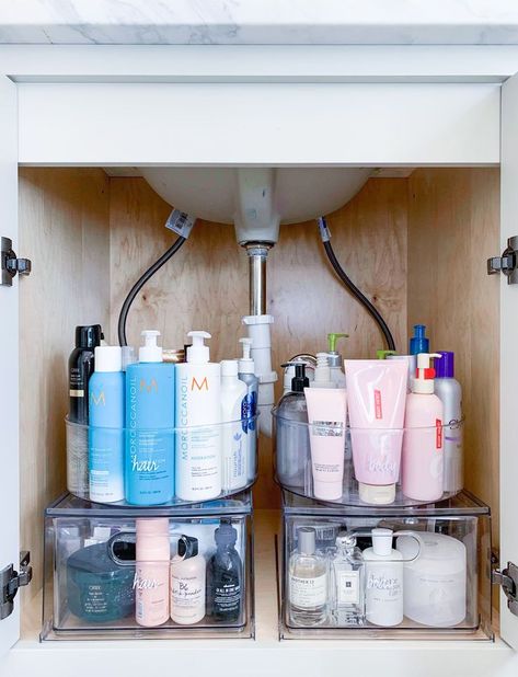 #thehomeedit #getorganized #getorganizedwiththehomeedit #homeorganization #bathroomorganization #bathroom #bathroomdesign #bathroominspiration #bathroomorganizationhacks Bathroom Sink Organization, Home Edit, House Organisation, Colors Schemes, Apartment Organization, Bathroom Decor Ideas Colors, The Home Edit, Sink Organizer, Home Organisation