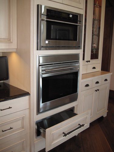 Double oven and warming drawer traditional kitchen...love the cabinet facing on the warming drawer. Cream And White Kitchen, Bread Drawer, White Kitchen Traditional, Bread Storage, Real Kitchen, Kitchen Family Rooms, Built In Microwave, Warming Drawer, Built In Ovens