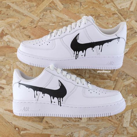 Baskets Nike Air force 1 custom modèle drip effet coulant. Motifs sur côtés extérieurs. Je souhaite ajouter un prénom à mon custom Modèle fait-main dans notre atelier, peinture waterproof. Le tarif comprend la paire ainsi que la customisation. Drip Cartoon, Nike Air Force 1 Custom, Basket Nike, Air Max Plus Tn, Nike Air Force One, Air Force 1 Custom, Custom Air Force 1, Sneaker Art, Baskets Nike