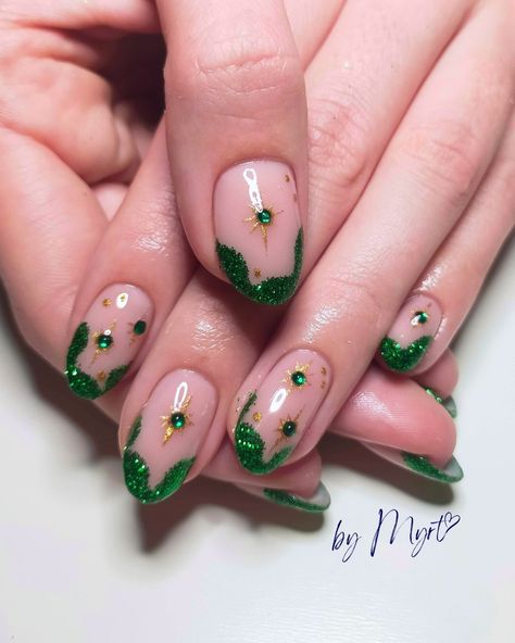 Say goodbye to salon hours with our Press on Nails! 💅 Change up your set daily or weekly - it's all up to you! 🌞 Like to have a set like these Anton Pieck-inspired nails or Emerald City? You can reapply them when you want or store away for later use. Imagine having Christmas nails that last for years? 💫 Or a bridal set for every anniversary - so meaningful! 🥰 Embrace the joy of reusable nails! ♻️ Liefs! Customer nails @eva.luatiemomenten ✨ #selfcare #reuseablepressonnails #bridalset #wizardof... Anton Pieck, City Nails, Inspired Nails, Night Vibes, Emerald City, Gel Nail Designs, Glitter Stars, Green Glitter, Bridal Set