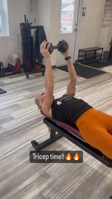 Chavona on Instagram: "Let’s build those triceps into horse shoes!! 💪🏻💪🏻🔥 Start by laying on your back and using one single dumbbell and tap your forehead two times. These are called skull crushers. Once you have completed the two skull crushers move straight arms directly back for a slow 5 count hold. After the hold, complete the rep with two extensions with both arms hanging behind your head. Move straight arms back to the start point with both arms at pec level. That is one! Yo Dumbbell Skull Crushers, Skull Crushers, Horse Shoes, Bodyweight Workout, Your Back, The Start, Body Weight, At Home Workouts, Tap