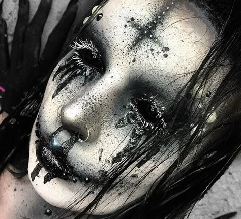 Traditional Gothic Makeup, Face Paint Black And White, Easy Demon Makeup, Demonic Makeup, Gothic Halloween Makeup, Fallen Angel Makeup, Dark Tattoos Creepy Beautiful, Scary Doll Makeup, Sfx Makeup Looks