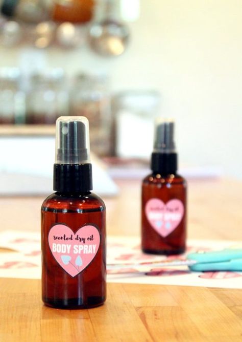 Homemade Mother's Day Gift Idea! Learn how to make this easy scented DIY dry oil body spray for a homemade Mother's Day gift! Formulated for dry and maturing skin, this DIY dry oil body spray is made with natural "dry" oils that won't leave your skin feeling greasy but still nourish and moisturize skin in need. Find the DIY recipe and free printable labels now at Soap Deli News blog! Moisturizing Skin Care, Body Oil Spray, Homemade Beauty Recipes, Moisturizing Body Oil, Homemade Moisturizer, Dry Body Oil, Dry Skin Remedies, Dry Winter Skin, Diy Sprays