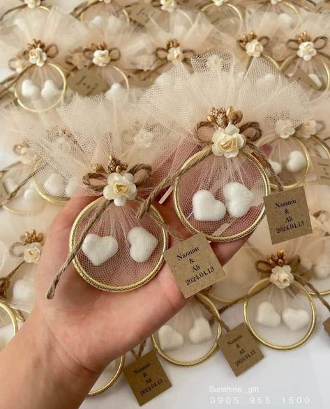 Engagement Bomboniere, Bonbonniere Ideas, Christmas Elf On The Shelf, Wedding Bomboniere, Simple Wedding Bouquets, Soya Mumu, Idee Cricut, Bridal Gift Wrapping Ideas, Handmade Wedding Favours