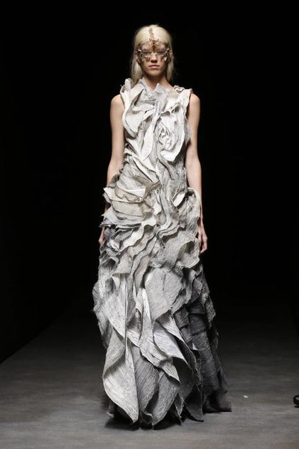 Yiqing Yin Haute Couture Spring Summer 2014 Paris - NOWFASHION Yiqing Yin, Sculpture Fashion, Sculptural Fashion, Fashion Designers Famous, Art Dress, Summer 2014, Live Fashion, Spring Summer 2014, Creative Fashion