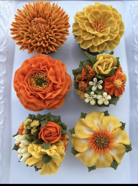 Orange Flower Cupcakes, Decorative Cupcakes, Bday Food, Cupcake Flowers, Fab Cakes, Orange Marigold, Thanksgiving Cupcakes, Decorated Cupcakes, Birthday Vibes