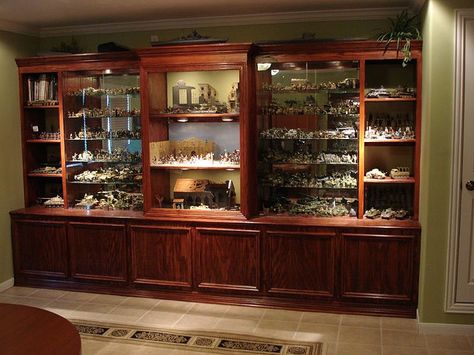 Display ideas.  Toy Soldier Forum byTreeFrogTreasures Warhammer Display Shelf, Warhammer Organization, Wargaming Room, Warhammer Display, Wall Of Shelves, Board Game Shelf, Hobby Room Design, Dnd Room, Wargaming Table