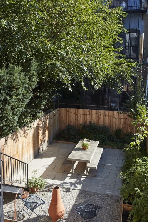 Sustainable Solutions: A Modern Garden for a Historic Townhouse in Brooklyn Lauren Snyder, Historic Townhouse, Rain Water Collection Diy, Gardening Drawing, Gardening Wallpaper, Fire Pots, Bed Stuy, Lawn Sprinklers, Cedar Fence