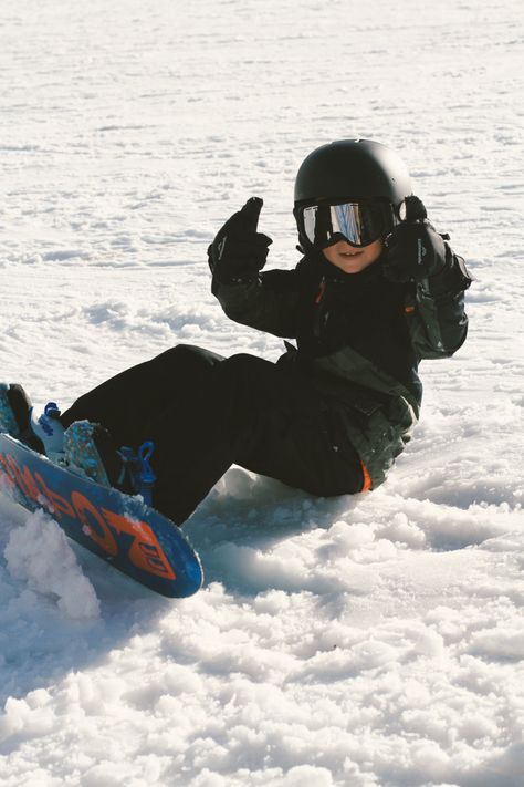 Family Snowboarding, Snowboard Photography, Snowboarding Pics, Kids Skiing, Mode Au Ski, Snowboarding Photography, Snowboarding Aesthetic, Baby Skiing, Kids Snowboarding