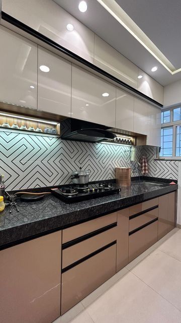 Use the same flooring throughout the kitchen and living areas. Kitchen Theme Color Ideas, Modern Kitchen Cabinet Design Colour, Kitchen Color Combinations Ideas, Top Kitchen Colors, Small Kitchen Colors, Kitchen Unit Designs, Kitchen Cabinets Color Combination, Kitchen Wardrobe Design, Glossy Kitchen