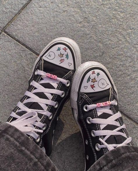 Painted Converse Aesthetic, Converse Designs Ideas, Boty Converse, Converse Drawing, Converse Design, Grunge Shoes, Converse Aesthetic, Estilo Hippy, Shoes Cute