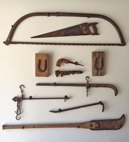 Old Farm Equipment Decor, Antique Farm Equipment Decor, Display Old Tools, Antique Tool Display Ideas, Exhibits Design, Pallet Furniture Outdoor Couch, Vintage Farm Equipment, Hard Tack, Garden Tools Decor