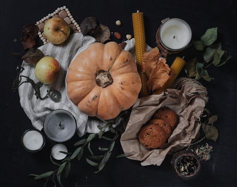 Samhain Dinner, Witchy Food, Samhain Recipes, Bannock Recipe, Samhain Celebration, Samhain Traditions, Pagan Sabbats, Samhain Altar, The Sabbats