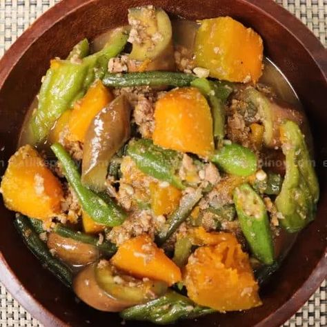 Pinakbet Recipe, Recipe With Pork, Vegetable Prep, Cooking Tomatoes, Eating Alone, Pinoy Food, Easy Dishes, Shake Recipes, Mixed Vegetables