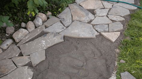 Landscaper Shares Cool Hack for Easily Installing a Gardening Path Rock Walkway, Stone Walkways, Dog Backyard, Flat Rock, Stone Walkway, Backyard Ideas, Garden Paths, Walkway, A Dream