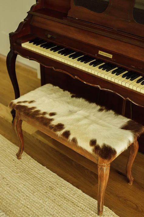 Piano Bench Cushion, Piano Bench Ideas, Piano Bench Makeover, Diy Piano, Bench Makeover, Painted Pianos, Stripping Furniture, Vintage Piano, Sell Ideas