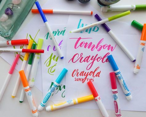 Everyone remembers Crayola markers from grade school, but did you know you can use them for modern brush lettering? Well, you can with these easy tips! Crayola Calligraphy, Brush Lettering Worksheet, Learn Hand Lettering, Crayola Markers, Faux Calligraphy, Tombow Dual Brush Pen, Beautiful Lettering, Cool Lettering, Brush Calligraphy