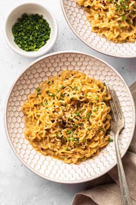 Skip the flavor packets (they have milk in them anyway) and make this infamous TikTok ramen recipe. This homemade ramen seasoning method makes a creamy ramen that's super flavorful and easy to make. Don't forget to sprinkle with everything bagel seasoning or top with some chives for extra flavor. Creamy Top Ramen, Dairy Free Ramen Recipe, Carbonara Ramen Recipe, Tik Tok Ramen Noodle Recipes, Tik Tok Noodles, Tik Tok Ramen Noodles, Ramen Tiktok, Homemade Ramen Seasoning, Tik Tok Ramen