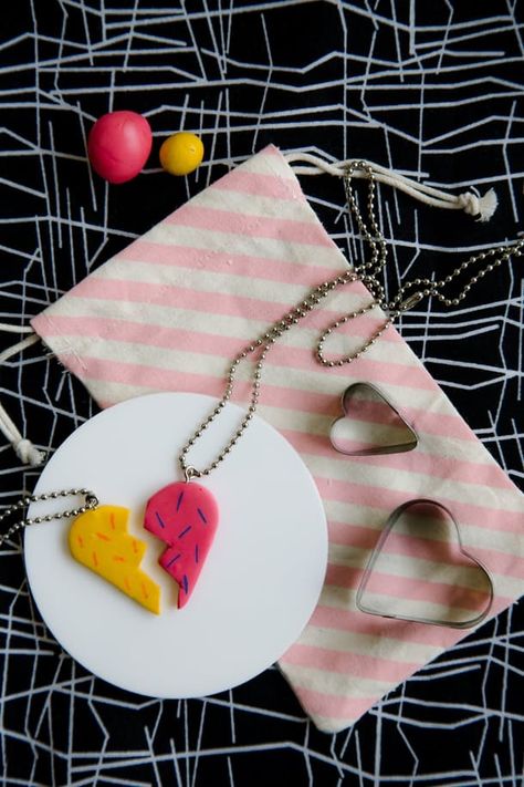 Here's a fast and easy DIY on how to create fun, colorful friendship necklaces for you and your best friend(s). Give them as gifts for Galentine's Day and tell your girls how much you love having them in your life! Bestie Apartment, Friendship Craft, Friendship Crafts, Necklace Photo, Diy Xmas Gifts, Teachers Diy, Heart Shaped Cookies, Friendship Necklace, Friends Diy