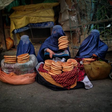 Afghan Bread, Afghan Burqa, Mazar Sharif, Afghanistan Women, Afghanistan Culture, Afghan Culture, The Kite Runner, Book Aesthetics, Bread