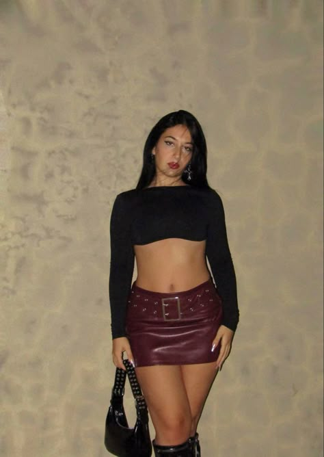 Party Skirt Outfits Night Out, Boliche Outfit, Leather Skirt Outfit Party Night, Drake Outfits, Outfits Fiestas, Rachel Williams, Outfits Night Out, Leather Skirt Outfit, Micro Mini Skirt