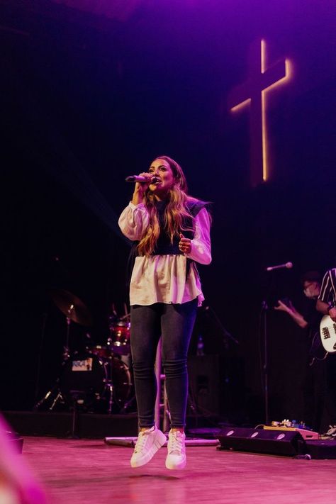 Female Worship Leader Outfits, Worship Concert Outfit, Band Outfit Ideas, Worship Leader Outfit Women, Worship Team Outfits, Worship Leader Outfit, Worship Outfits, Christian Concert, Christian Photography