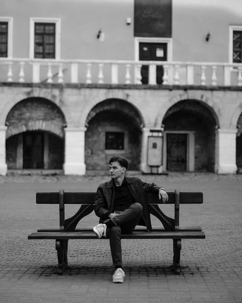 Black vibe. Street Photography Ideas Men, Dark Photoshoot Ideas Men, Male Street Photography, Posing Ideas Men, Sitting References, Black Vibe, Men Poses, Senior Portrait Ideas, Instagram Men