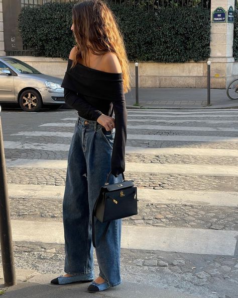 🖤 | Instagram Up Shoulder Outfit, Wendy Swan Style, Off Shoulder Top Outfit, Denim Outfit Fall, Chic Jean Outfits, Off The Shoulder Top Outfit, Parisian Outfit, Classy Street Style, Chic Jeans