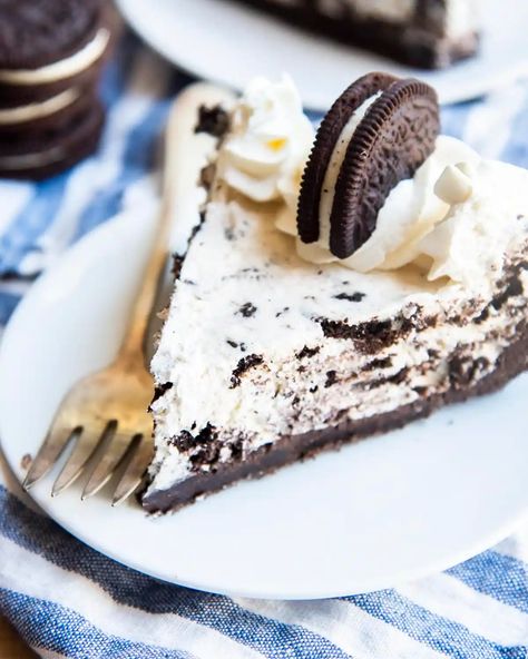 This cookies and cream pie is an easy no bake pie, with a delicious Oreo cookie crust, creamy filling full of more Oreos, and topped with more whipped cream! Cheesecake Cobbler, No Bake Oreo Pie, Baked Oreo Cheesecake Recipe, Oreo Cheesecake Recipe, Oreo Desserts, Oreo Filling, Oreo Cheesecake Recipes, Oreo Pie, No Bake Oreo Cheesecake