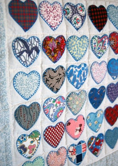 happy-heart-wall-hanging Heart Memory Quilt, Quilts With Hearts, Memory Quilts From Clothes, Baby Memory Quilt, Quilt Hearts, Hearts Quilt, Memory Ideas, Heart Quilts, Hand Quilting Patterns