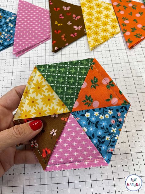 Fall Quilted Coasters, Folded Fabric Coasters, Sewn Coasters Free Pattern, Simple Quilting Projects, Patchwork Pillows Ideas Free Pattern, Fabric Coasters Pattern, Coasters Design Ideas, Diy Quilted Coasters, Sewing Coasters Free Pattern