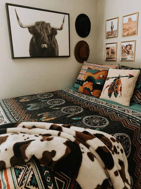 Western Glam Room Decor, Simple Western Room Ideas Bedrooms, Cozy Western Bedroom Ideas, Aztec Bedroom Ideas Boho Chic, Western Punchy Bedroom, Western Bed Comforters, Cowboy Aesthetic Bedroom, Cow Inspired Bedroom, Western Theme Dorm Room