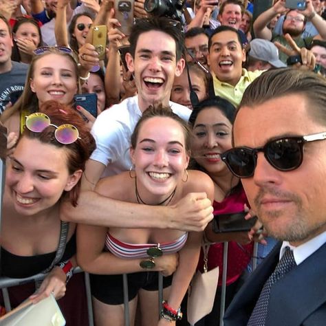 Leonardo DiCaprio 🌱♻️ on Instagram: “New pic of Leo with fans 🙈😻 #dicaprio #leodicaprio #leonardodicaprio #onceuponatimeinhollywood” Leonardo Dicaprio Now, Leonardo Dicaprio Movies, Basketball Diaries, Danny Devito, New Pic, Leo Dicaprio, Liam Hemsworth, James Mcavoy, Chris Pine