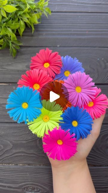 Easy Flower Craft, Flower Bulletin Boards, Paper Flowers Tutorial, Just Be Friends, Craft Ideas Paper, Crepe Paper Flowers Diy, 3d Paper Flowers, Paper Flowers Diy Easy, Paper Flower Garlands