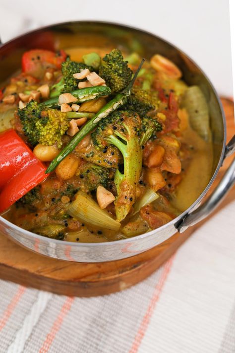 This vegan, low carb and gluten free curried broccoli medley is a delicious way to get your daily dose of veggies! Curried Broccoli, Easy Vegetable Curry, Broccoli Curry, Curry Vegetarian, Vegan Low Carb, Coconut Curry Sauce, Coconut Milk Curry, Broccoli Soup, Vegan Curry