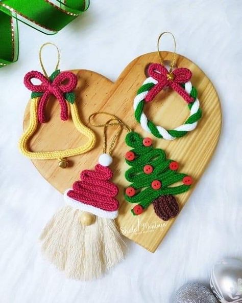 French Knitting Christmas, Tricotin Christmas, Crochet Christmas Ornaments Free Pattern, Pinterest Christmas Crafts, Diy Fall Ideas, Diy Natal, Jul Diy, Crochet Christmas Ornaments Free, Wire Knitting