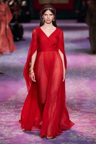 Christian Dior Primavera Verano 2020 Alta Costura - Pasarelas | Vogue España Yeezy Fashion Show, Off White Fashion Show, Dior Spring 2020, Indian Fashion Show, Fashion Show Design, Dior 2020, Fashion Show Party, Dior Fashion Show, Fashion Show Dresses