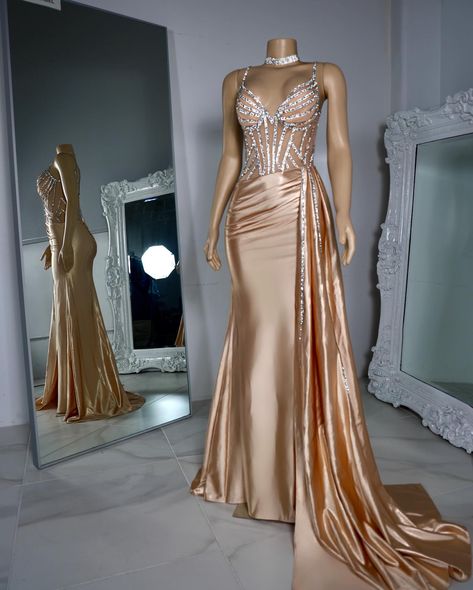 Champagne Satin 🥂 In-stock and ready to ship or pick up! LyniraLabel.com Vestidos Champagne, Prom Vibes, Formal Ideas, Blush Prom Dress, Dress Date Night, Gorgeous Prom Dresses, Champagne Dress, Senior Prom Dresses, Classy Prom Dresses