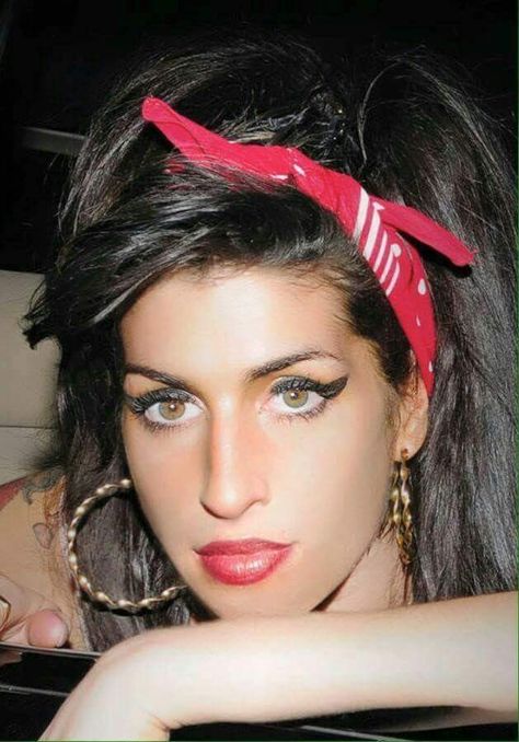 Beautiful Amy Winehouse ❤️ Beehive Hairstyle, Amy Winehouse Style, Amy W, Amazing Amy, Look Retro, Red Bandana, Janis Joplin, Amy Winehouse, Female Singers