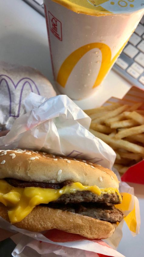 Food, McDonald’s, bigmac, cheddar mecmelt, cheeseburger, bigtasty, big mecmt, Instagram, story, stories, fake, insta Mcdonald’s Cheeseburger, Mcdonald's Fake Story, Mcdonald's Cheeseburger, Fake Insta, Food Therapy, Dinner Meals, Fake Story, Cute Food, Cheeseburger